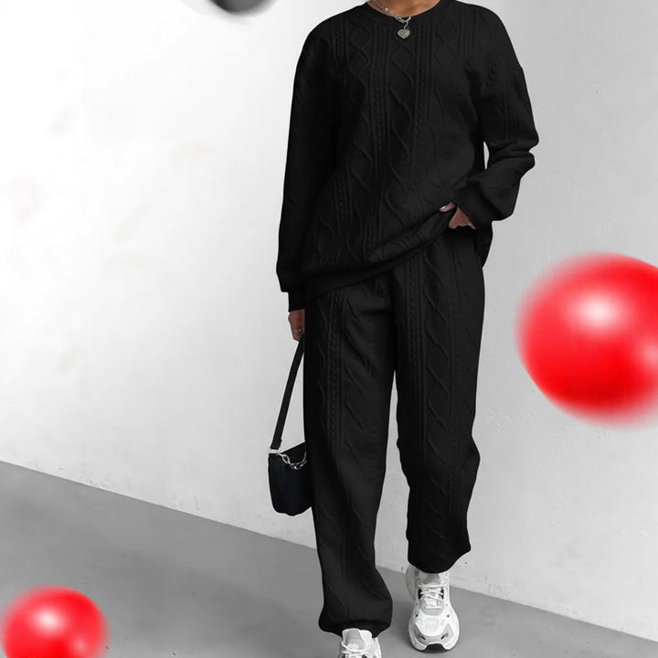 Kvinnors stickad lounge-set med elegant kabelmönster och löst snitt Mirla-Eva Jonsson