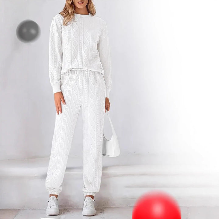 Kvinnors stickad lounge-set med elegant kabelmönster och löst snitt Mirla-Eva Jonsson
