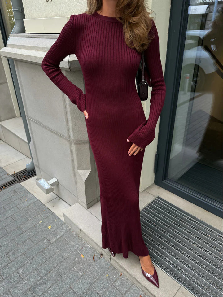 Kvinnors stickad maxiklänning med elegant ribbad textur och lång ärm Mirla-Eva Jonsson