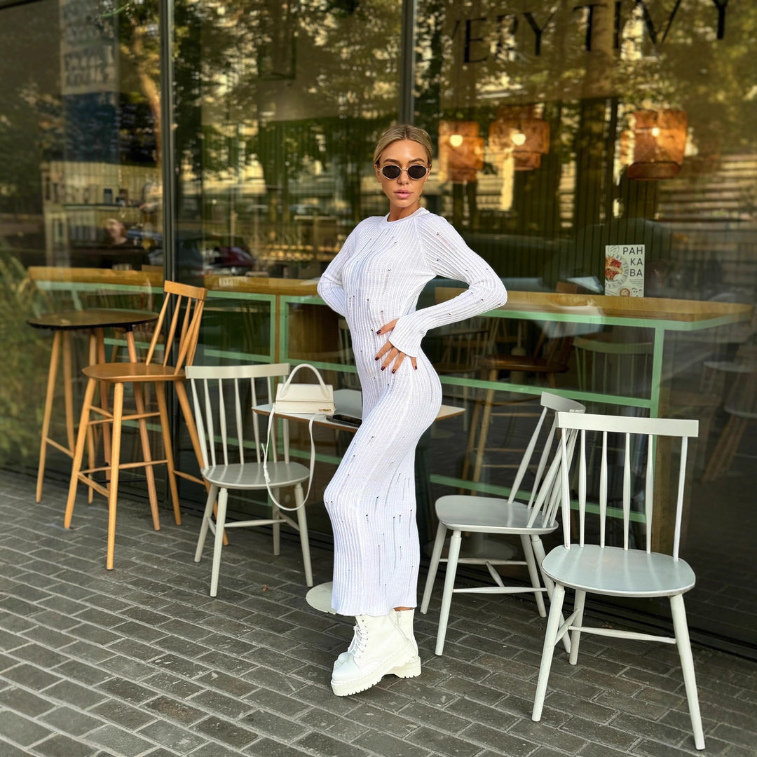 Kvinnors stickad maxiklänning med eleganta ribbade texturer och långa ärmar Mirla-Eva Jonsson