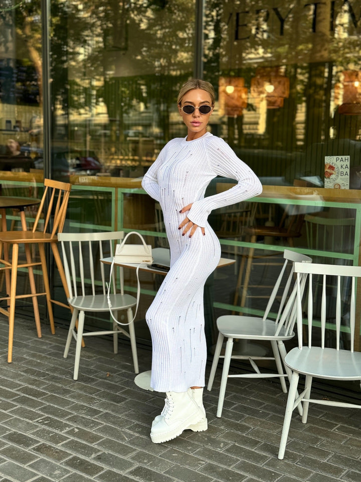 Kvinnors stickad maxiklänning med eleganta ribbade texturer och långa ärmar Mirla-Eva Jonsson