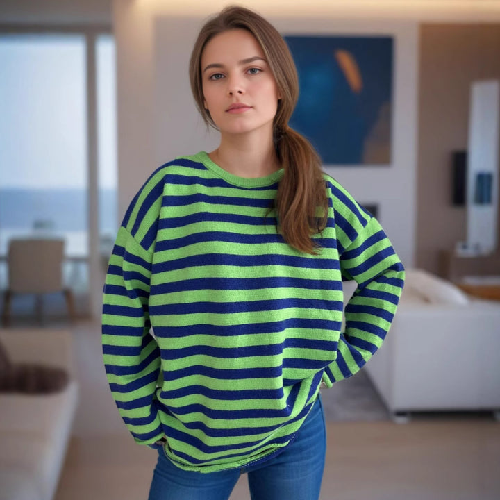 Kvinnors stickad oversized tröja med avslappnad randig mönster Mirla-Eva Jonsson