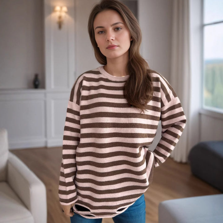 Kvinnors stickad oversized tröja med avslappnad randig mönster Mirla-Eva Jonsson