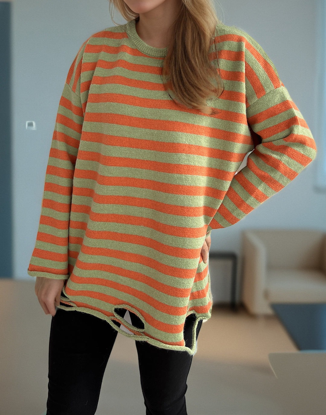 Kvinnors stickad oversized tröja med avslappnad randig mönster Mirla-Eva Jonsson
