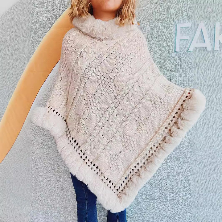 Kvinnors stickad poncho med mjuk pälskrage och dekorativa kabelmönster Mirla-Eva Jonsson