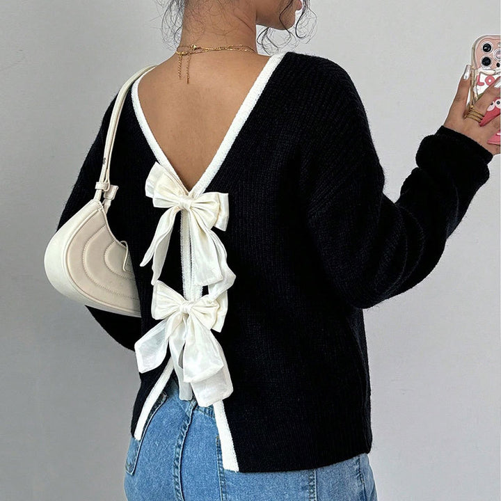 Kvinnors stickad pullover med V-hals och dekorativa rosetter runt-Eva Jonsson