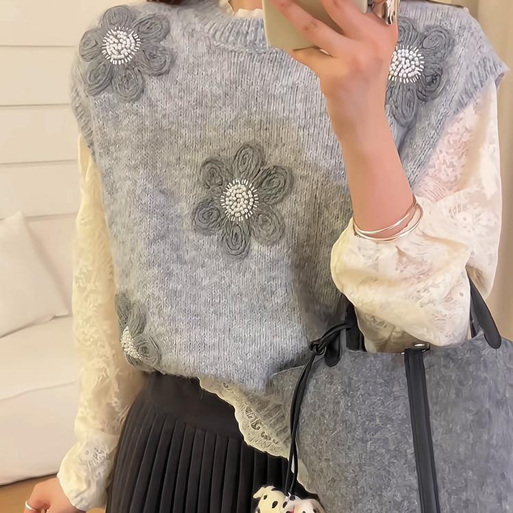 Kvinnors stickad pullover med blommiga applikationer och strukturerad yta Mirla-Eva Jonsson