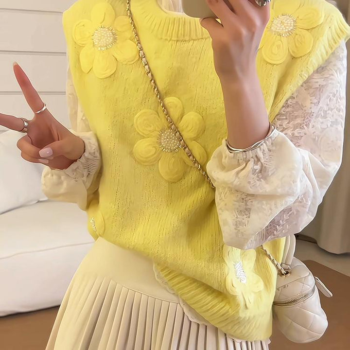 Kvinnors stickad pullover med blommiga applikationer och strukturerad yta Mirla-Eva Jonsson