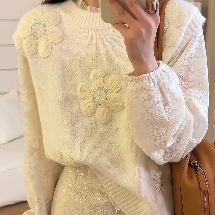 Kvinnors stickad pullover med blommiga applikationer och strukturerad yta Mirla-Eva Jonsson