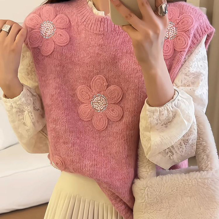 Kvinnors stickad pullover med blommiga applikationer och strukturerad yta Mirla-Eva Jonsson