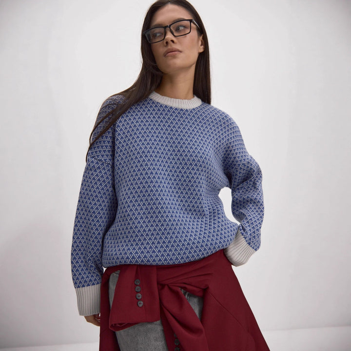 Kvinnors stickad pullover med elegant zickzackmönster och mjuk rund halsringning Mirla-Eva Jonsson