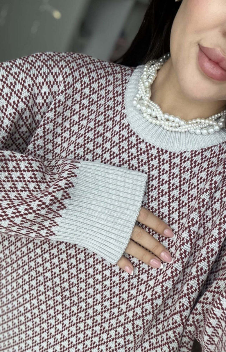 Kvinnors stickad pullover med elegant zickzackmönster och mjuk rund halsringning Mirla-Eva Jonsson