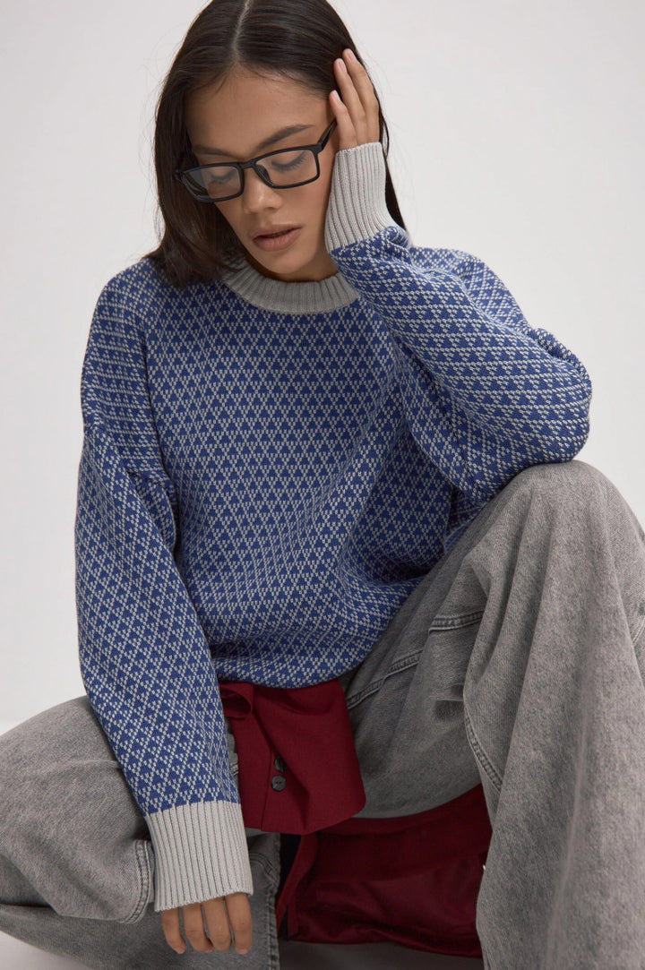 Kvinnors stickad pullover med elegant zickzackmönster och mjuk rund halsringning Mirla-Eva Jonsson
