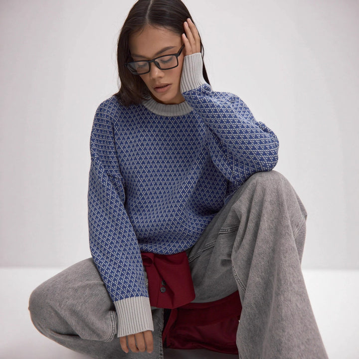Kvinnors stickad pullover med elegant zickzackmönster och mjuk rund halsringning Mirla-Eva Jonsson