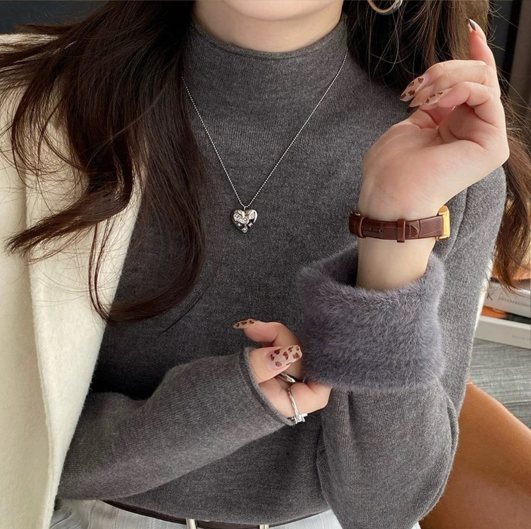 Kvinnors stickad pullover med fluffiga detaljer Mirla-Eva Jonsson
