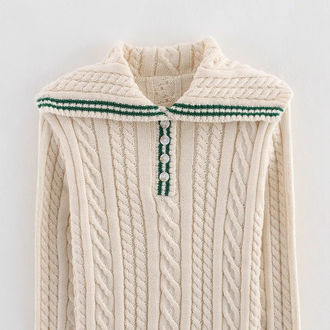 Kvinnors stickad pullover med klassisk ståkrage och tidlös flätmönster Mirla-Eva Jonsson