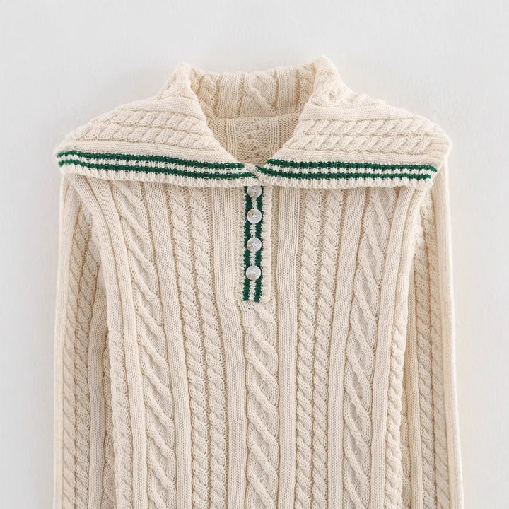Kvinnors stickad pullover med klassisk ståkrage och tidlös flätmönster Mirla-Eva Jonsson
