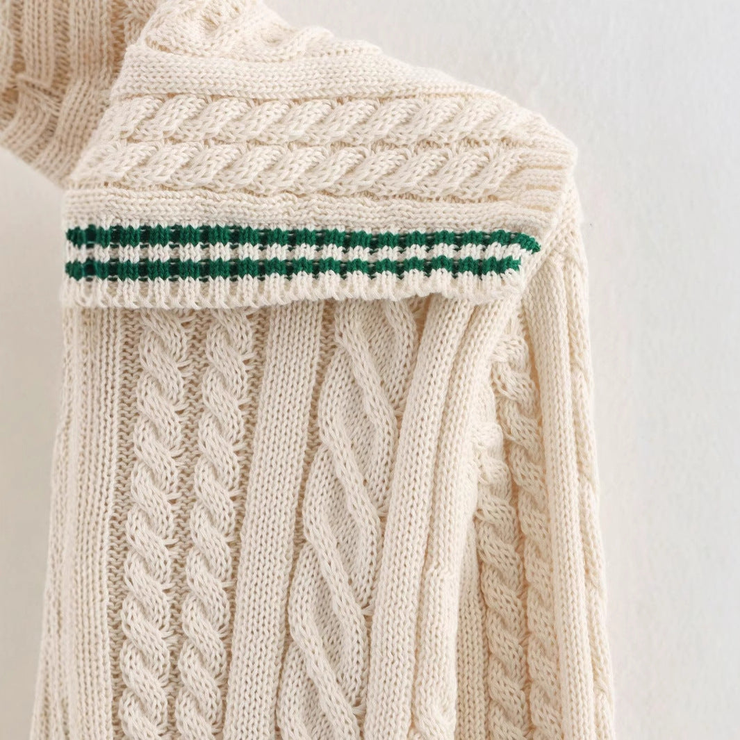 Kvinnors stickad pullover med klassisk ståkrage och tidlös flätmönster Mirla-Eva Jonsson