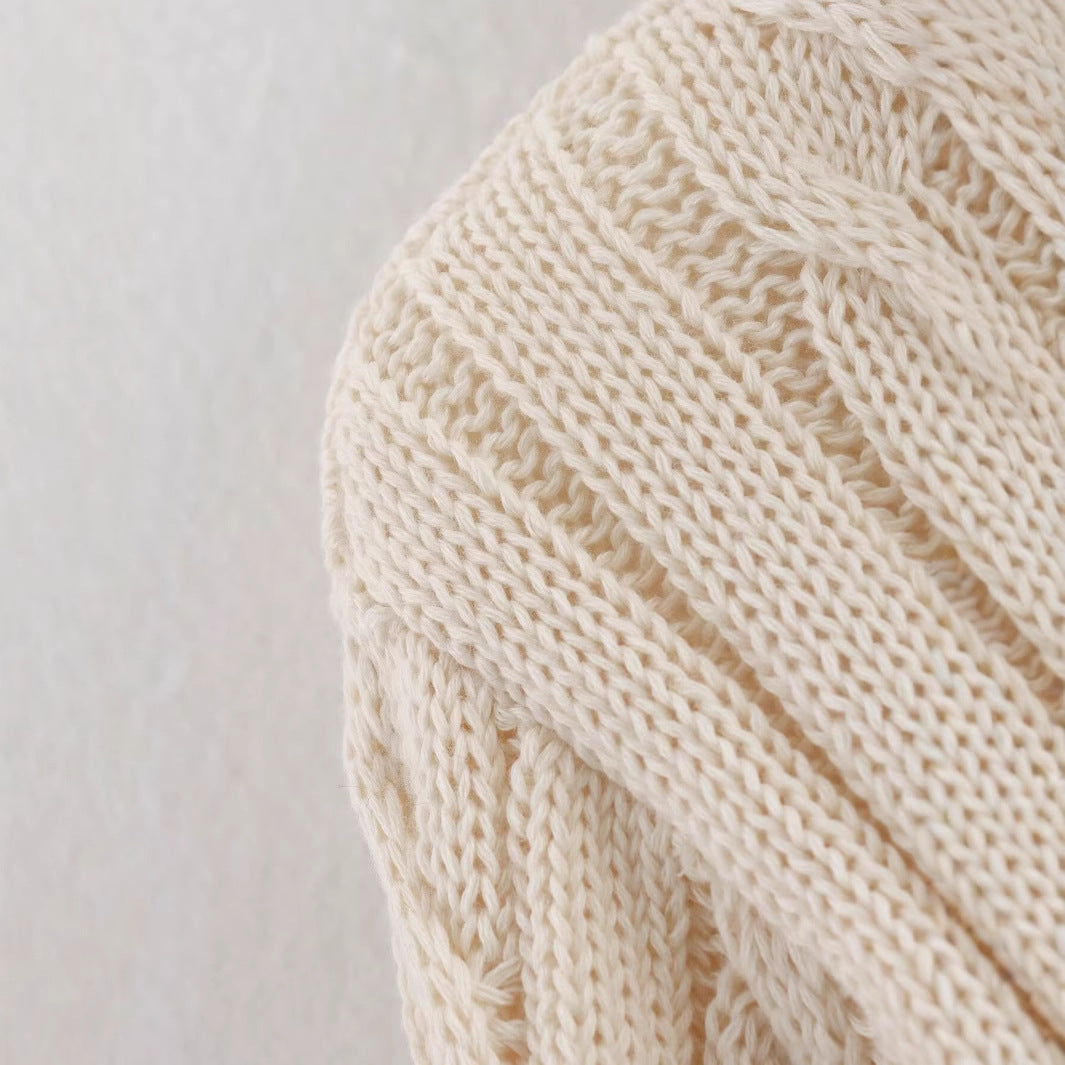 Kvinnors stickad pullover med klassisk ståkrage och tidlös flätmönster Mirla-Eva Jonsson