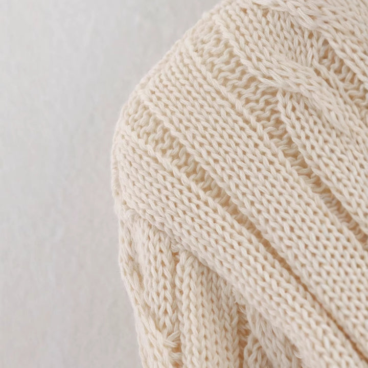 Kvinnors stickad pullover med klassisk ståkrage och tidlös flätmönster Mirla-Eva Jonsson