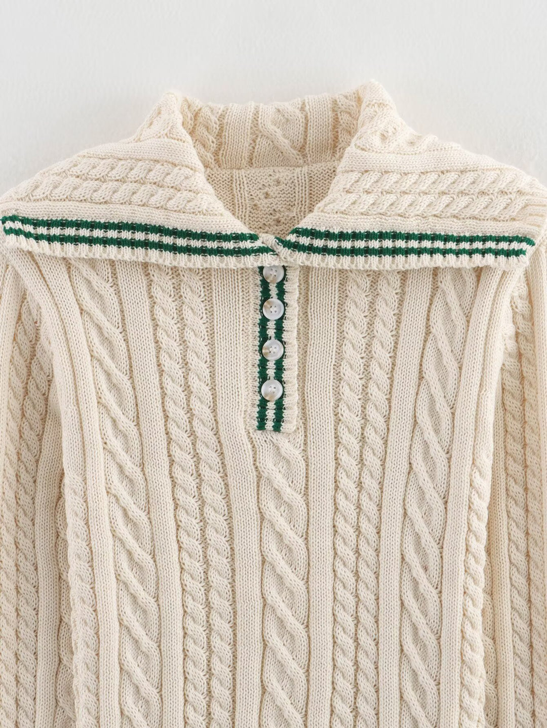 Kvinnors stickad pullover med klassisk ståkrage och tidlös flätmönster Mirla-Eva Jonsson