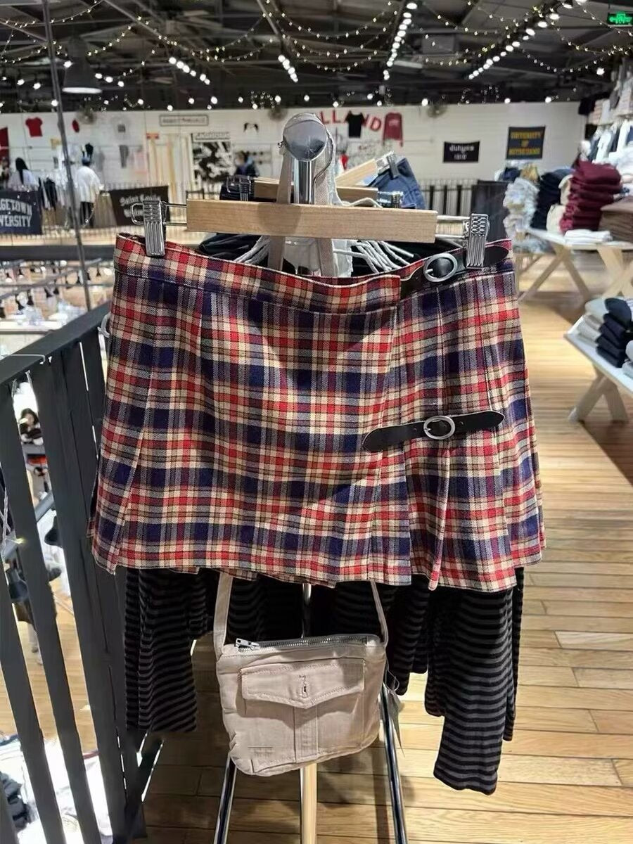 Kvinnors stickad pullover med krage och volangdetaljer Mirla-Eva Jonsson