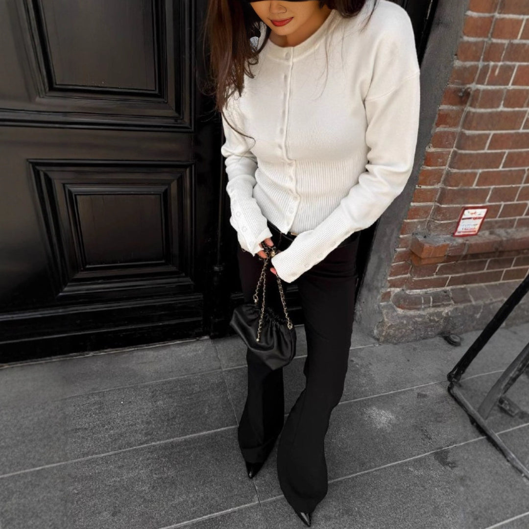 Kvinnors stickad topp med knappar och elegant design Mirla-Eva Jonsson