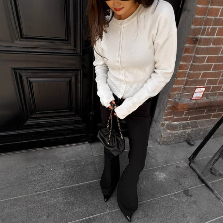 Kvinnors stickad topp med knappar och elegant design Mirla-Eva Jonsson