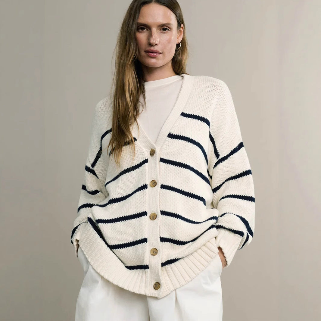 Kvinnors stickad topp med samtida design och kontrasterande ränder Mirla-Eva Jonsson