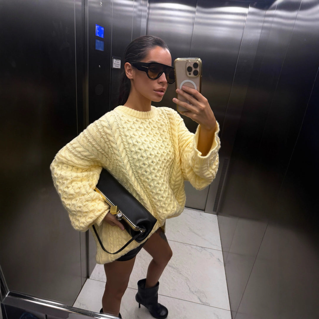Kvinnors stickad tröja i en avslappnad oversize-design med ett stiligt strukturerat mönster Mirla-Eva Jonsson