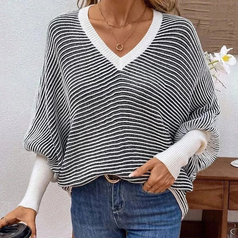 Kvinnors stickad tröja i en modern randig stil med V-hals Mirla-Eva Jonsson