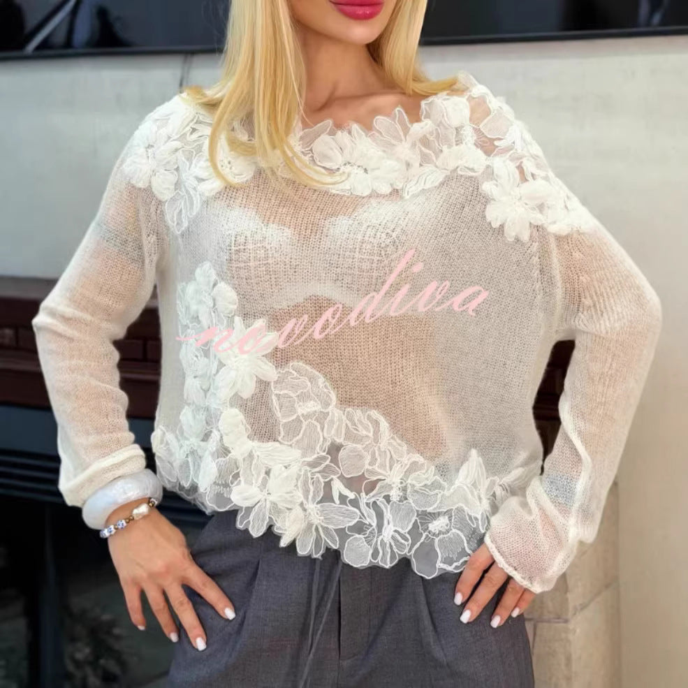 Kvinnors stickad tröja med blommig spetsdetalj och genomskinlig design Mirla-Eva Jonsson