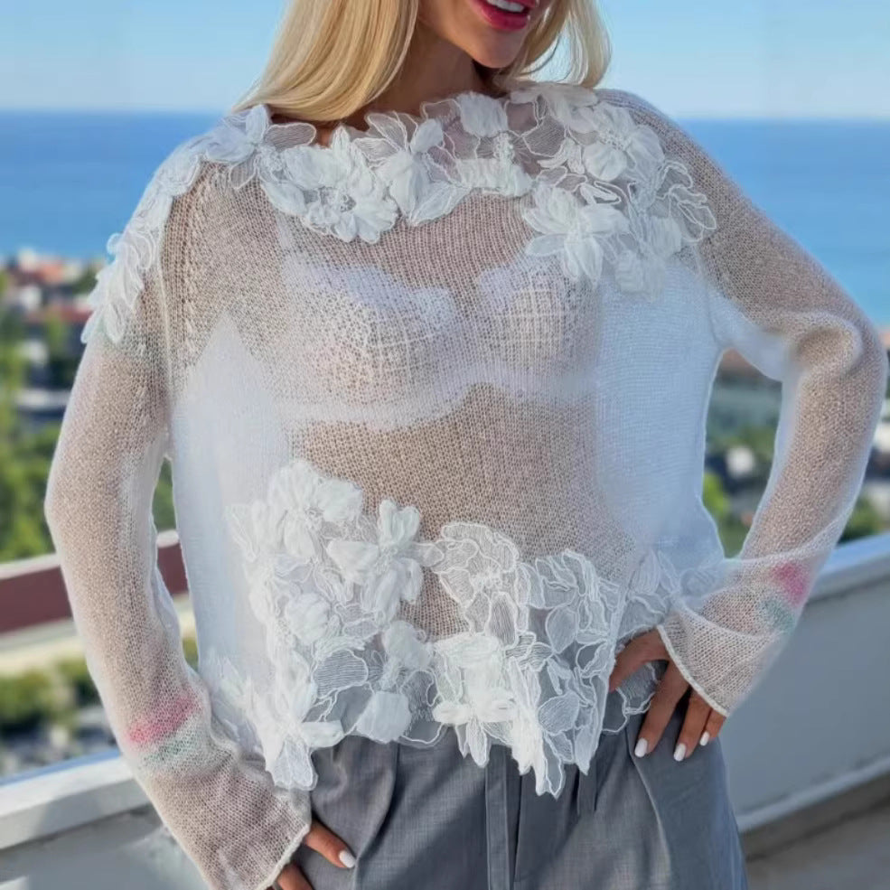 Kvinnors stickad tröja med blommig spetsdetalj och genomskinlig design Mirla-Eva Jonsson