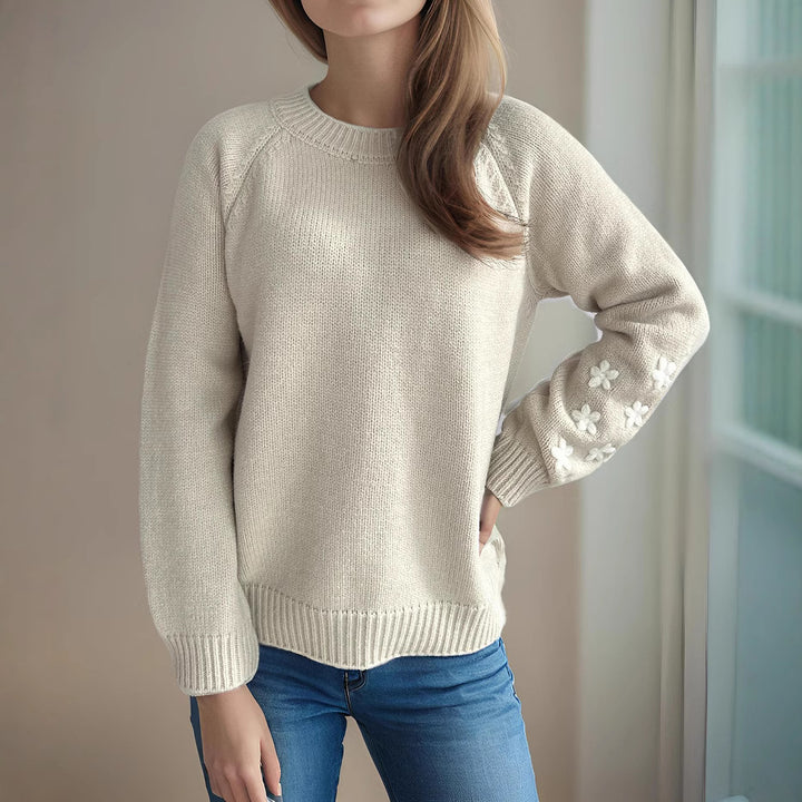 Kvinnors stickad tröja med blommiga applikationer och avslappnad passform Mirla-Eva Jonsson