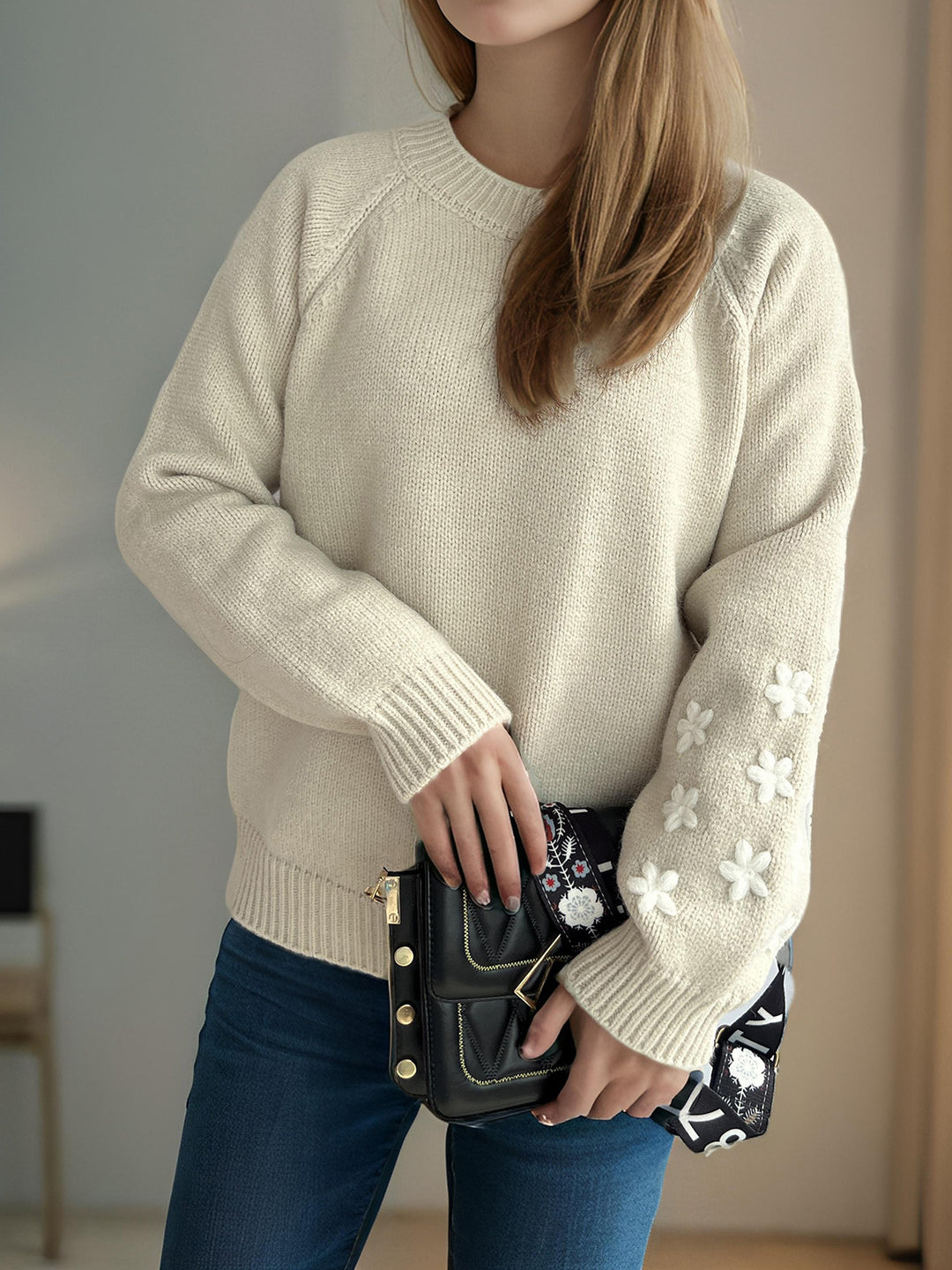Kvinnors stickad tröja med blommiga applikationer och avslappnad passform Mirla-Eva Jonsson