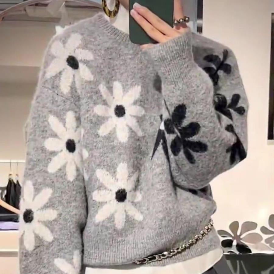 Kvinnors stickad tröja med blommönster och avslappnad passform Mirla-Eva Jonsson