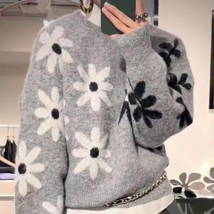 Kvinnors stickad tröja med blommönster och avslappnad passform Mirla-Eva Jonsson