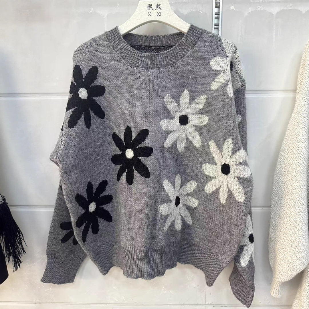 Kvinnors stickad tröja med blommönster och avslappnad passform Mirla-Eva Jonsson