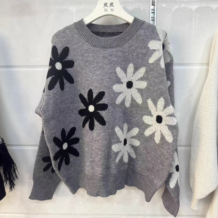 Kvinnors stickad tröja med blommönster och avslappnad passform Mirla-Eva Jonsson