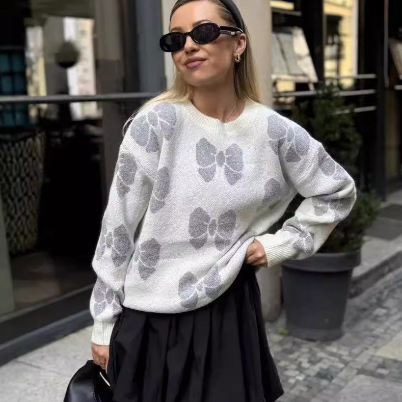Kvinnors stickad tröja med blommönster och mjukt material Mirla-Eva Jonsson
