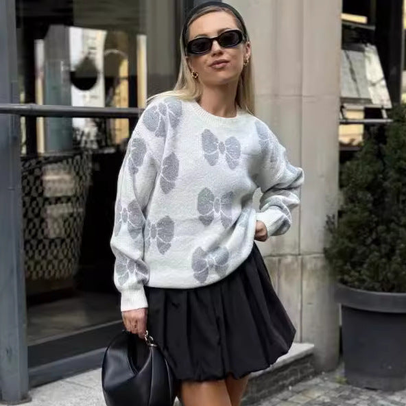 Kvinnors stickad tröja med blommönster och mjukt material Mirla-Eva Jonsson