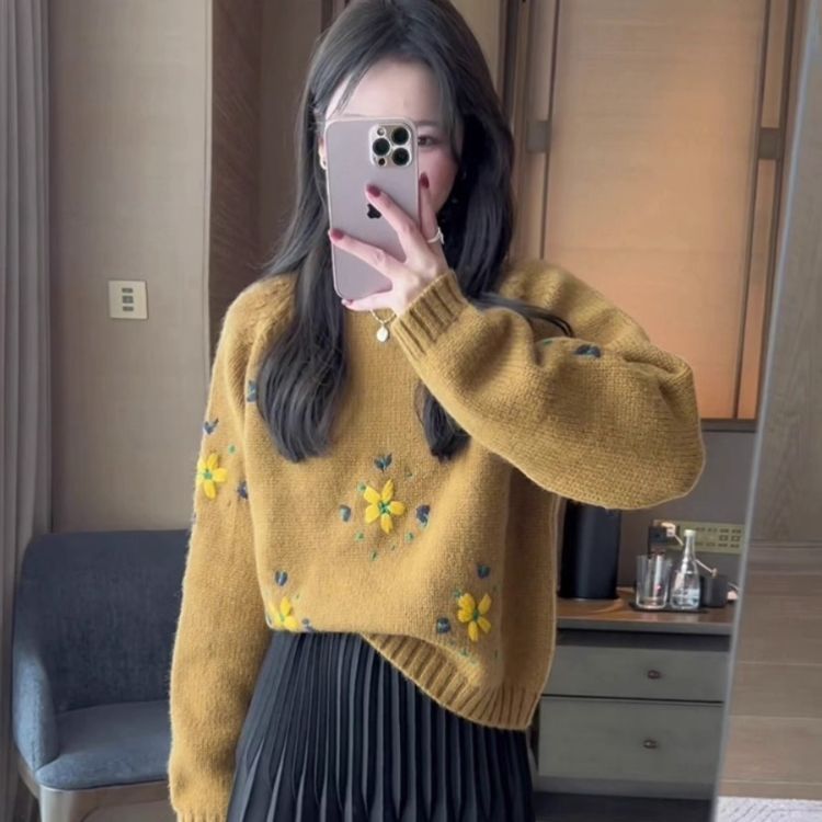 Kvinnors stickad tröja med blommotiv Mirla-Eva Jonsson