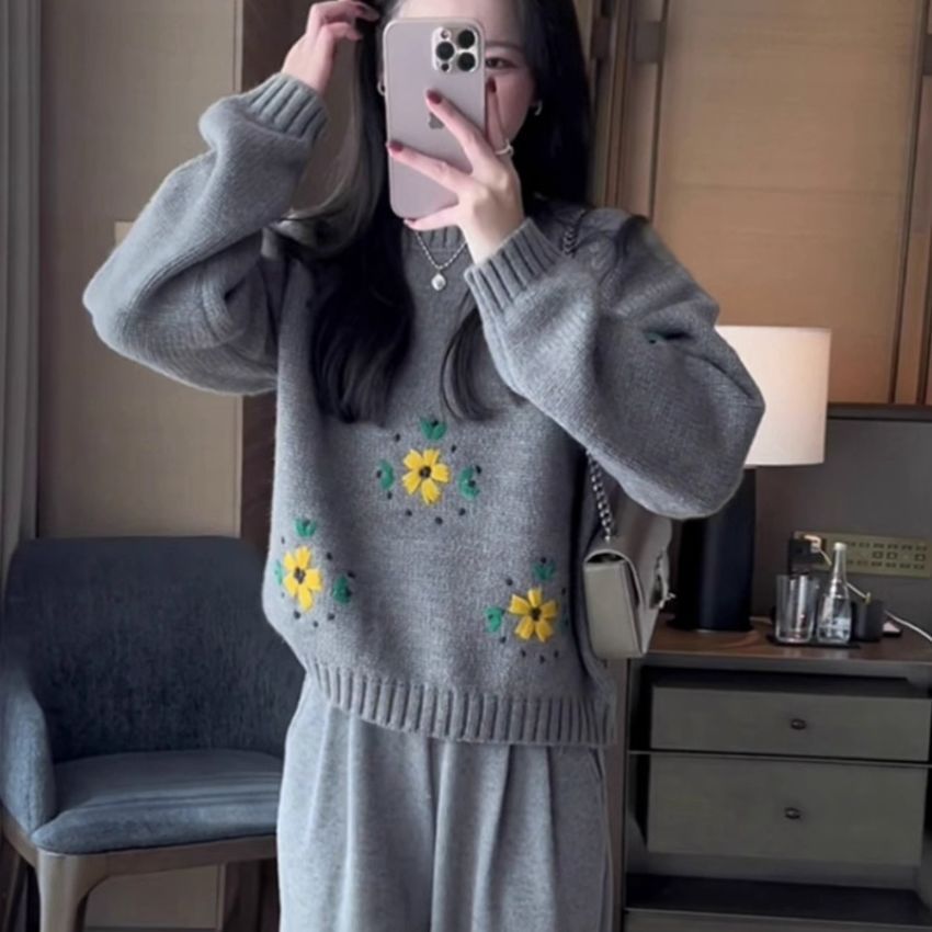Kvinnors stickad tröja med blommotiv Mirla-Eva Jonsson