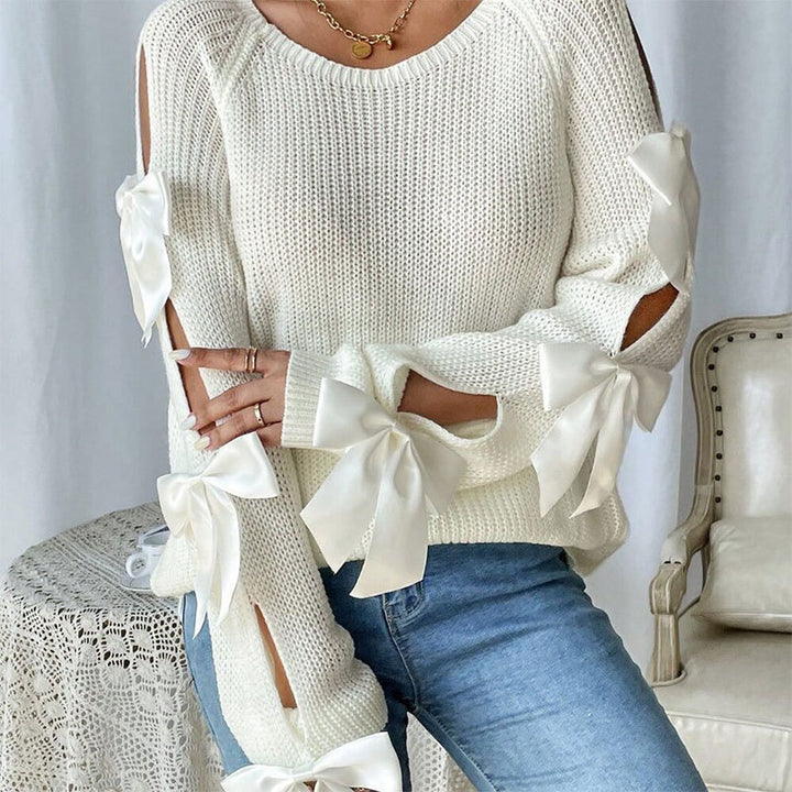 Kvinnors stickad tröja med dekorativa rosett detaljer och öppen ärm design Mirla-Eva Jonsson