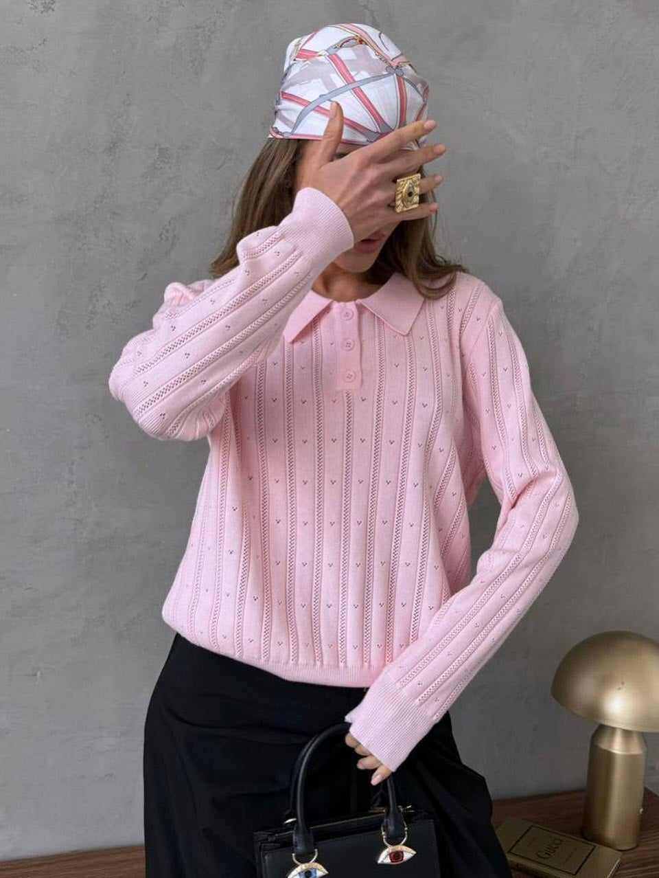 Kvinnors stickad tröja med elegant krage och texturerad design Mirla-Eva Jonsson