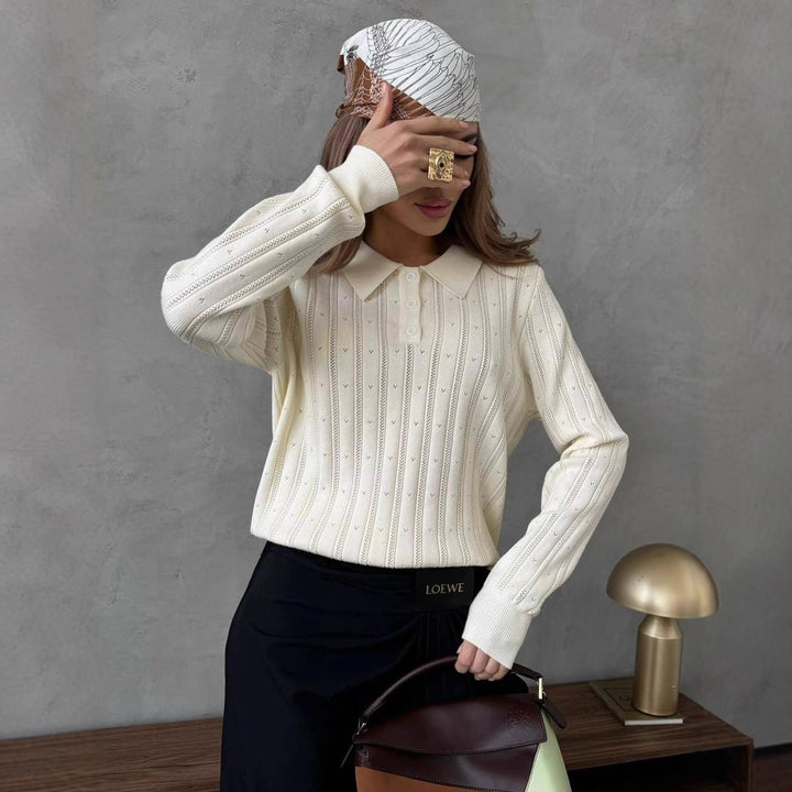 Kvinnors stickad tröja med elegant krage och texturerad design Mirla-Eva Jonsson