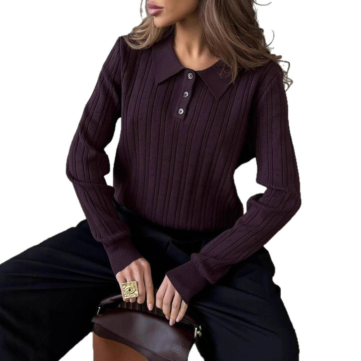 Kvinnors stickad tröja med elegant krage och texturerad design Mirla-Eva Jonsson