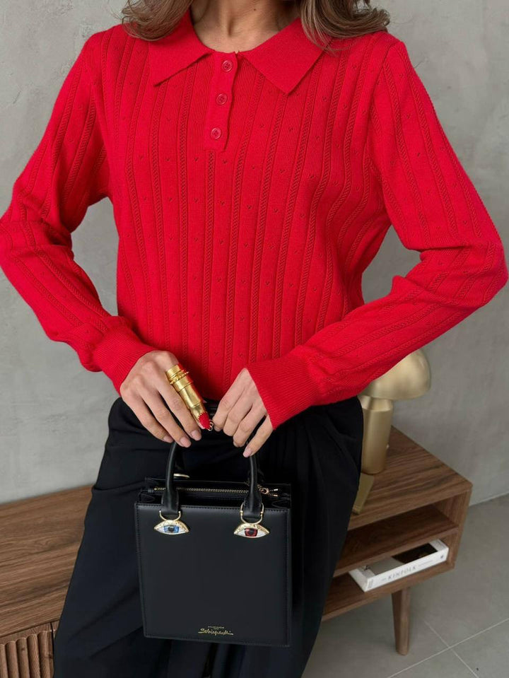 Kvinnors stickad tröja med elegant krage och texturerad design Mirla-Eva Jonsson