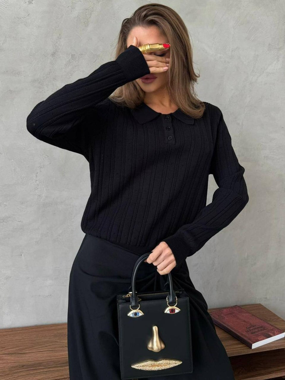 Kvinnors stickad tröja med elegant krage och texturerad design Mirla-Eva Jonsson