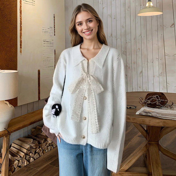 Kvinnors stickad tröja med elegant rosettapplikation Mirla-Eva Jonsson
